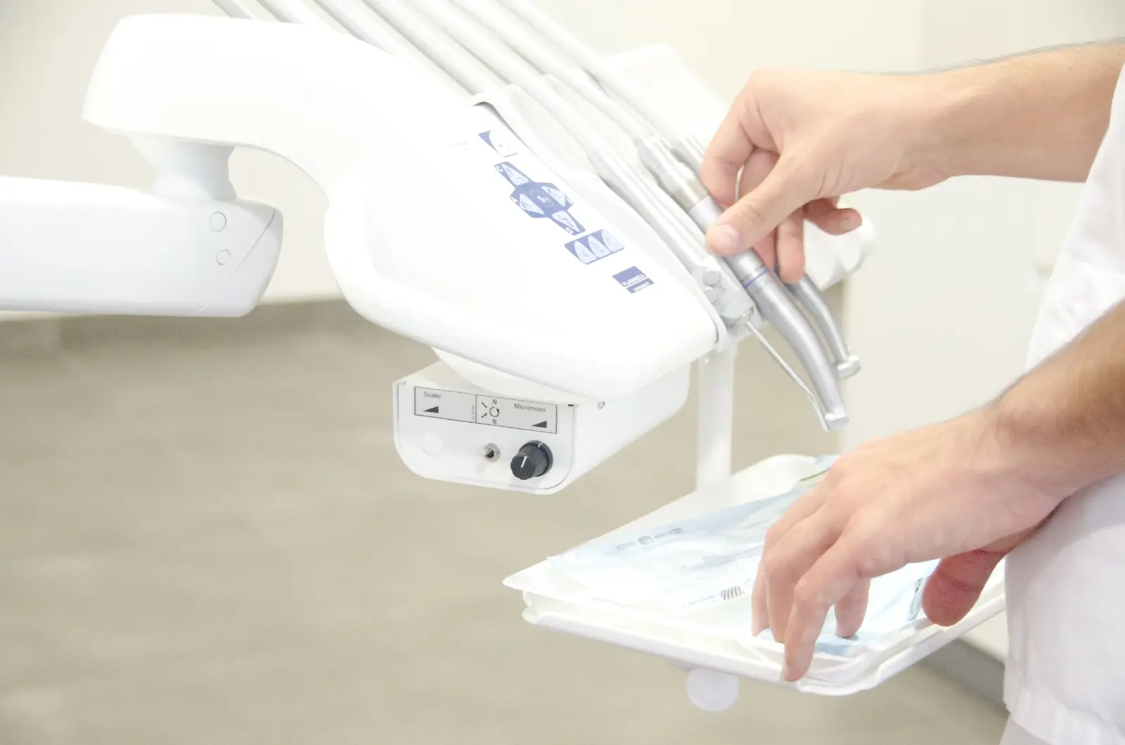 歯科診療用ユニットの器具を準備する様子