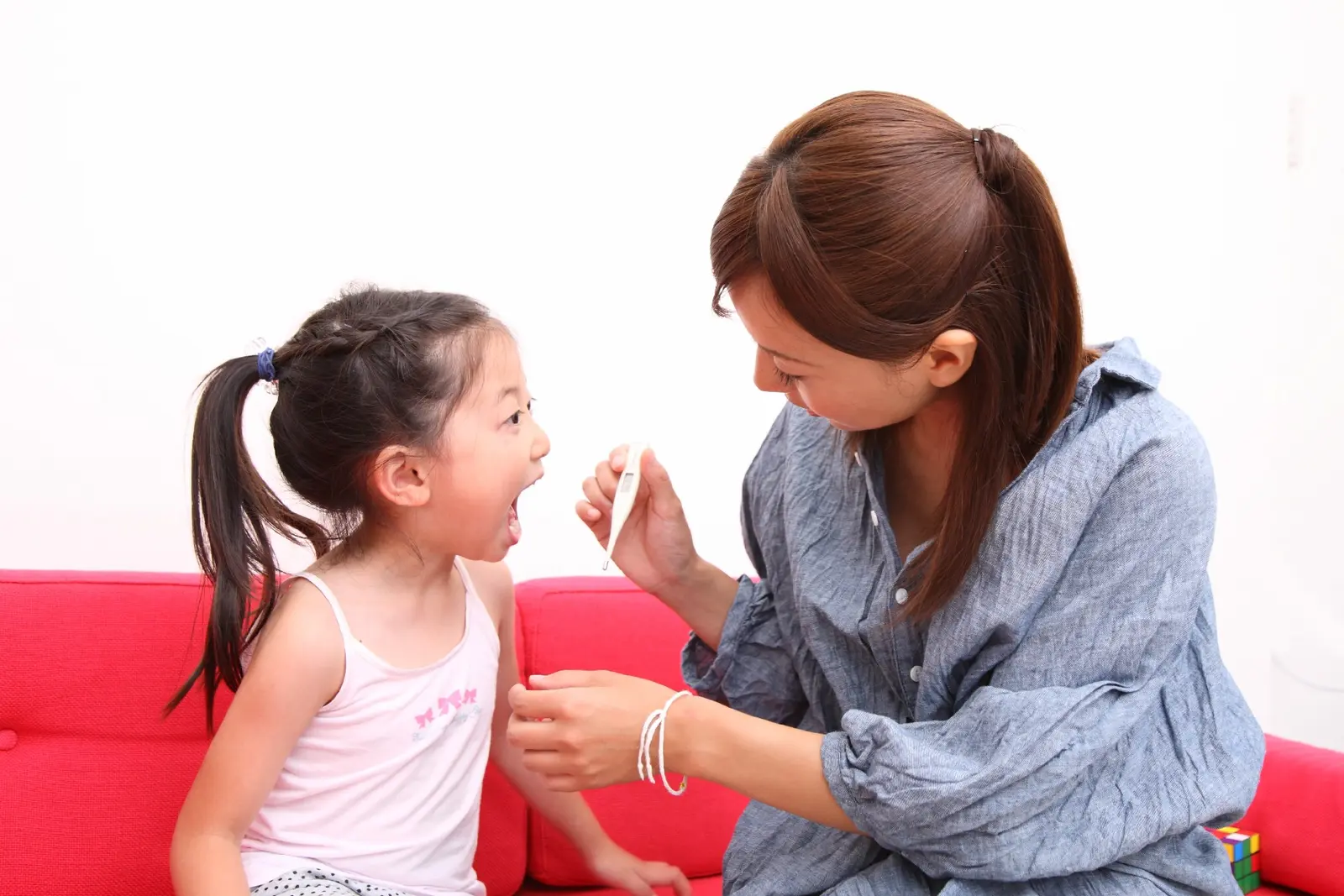 子どもの口の中を確認する保護者